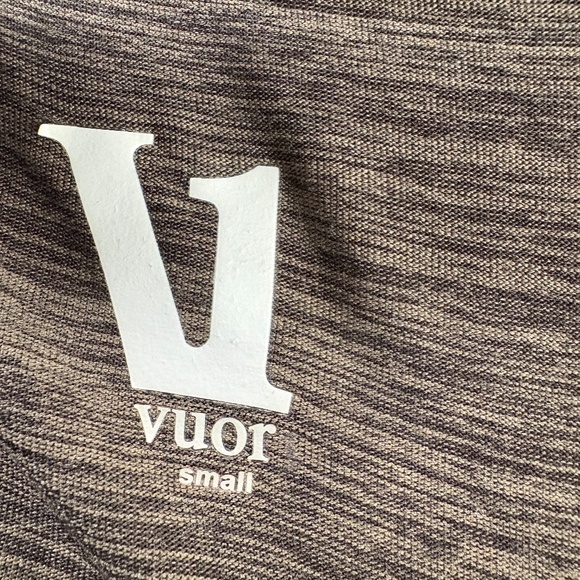 Vuori green weathered scoop neck, pocket Tee Size Small - Picture 2 of 6